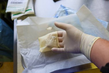 Steril eldivenler ameliyathanede giyilir.