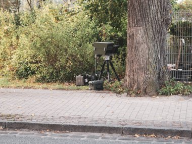 Ağacın arkasında bir radar tuzağı var.