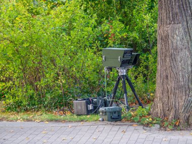 Ağacın arkasında bir radar tuzağı var.