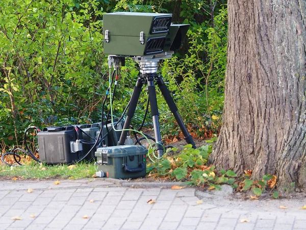 Ağacın arkasında bir radar tuzağı var.