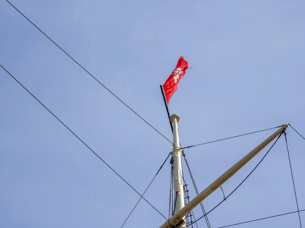 Slutet Segel Mast Den Röda Flaggan Hamburg — Stockfoto