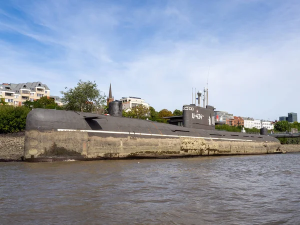 434という名前の古い潜水艦が港にあります — ストック写真