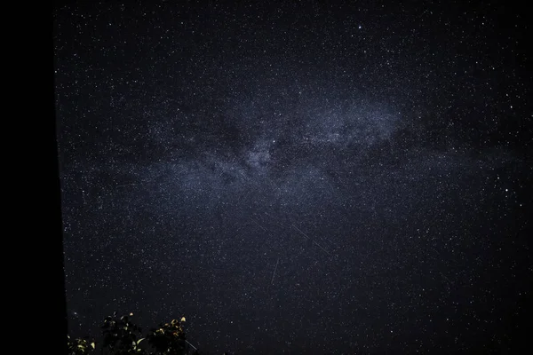 Aan Nachtelijke Hemel Zie Melkweg Sporen Van Satellieten — Stockfoto