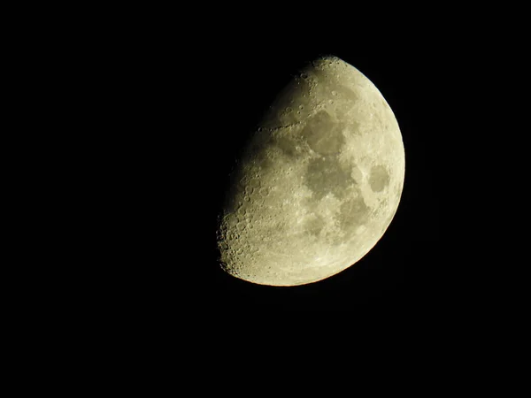 Close Lua Crescente Com Suas Crateras Lunares — Fotografia de Stock