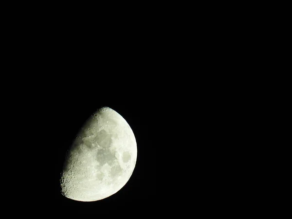 新月形月亮及其月球陨石坑的特写 — 图库照片