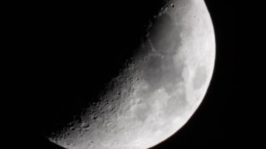 Ay 'a yakın çekim kraterleriyle birlikte gerçek zamanlı hareket ediyor.