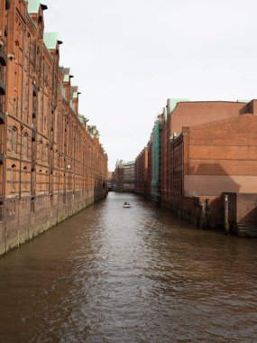 Elbe, Hamburg Speicherstadt binalarının arasından akar.