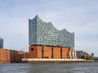 Hamburg 'daki Elbphilharmonie güzel havada ve gökyüzü mavi