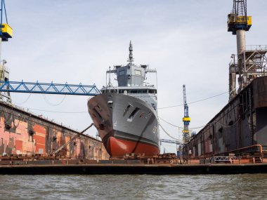Hamburg 'daki Blohm und Voss' ta bir firkateyn tamir ediliyor.