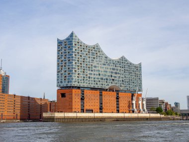 Hamburg 'daki Elbphilharmonie güzel havada ve gökyüzü mavi