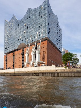 Hamburg 'daki Elbphilharmonie güzel havada ve gökyüzü mavi