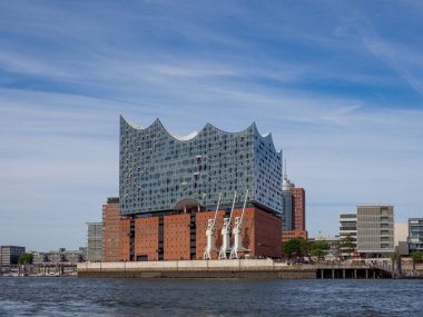 Hamburg 'daki Elbphilharmonie güzel havada ve gökyüzü mavi