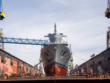 Hamburg 'daki Blohm und Voss' ta bir firkateyn tamir ediliyor.