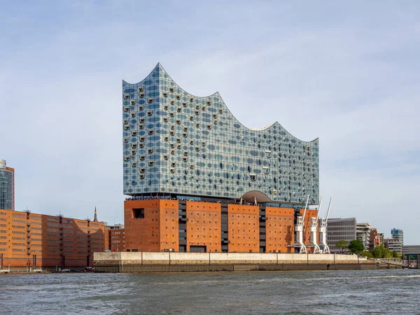 Hamburg 'daki Elbphilharmonie güzel havada ve gökyüzü mavi
