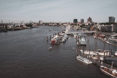 Hamburg Limanı, Elbe 'nin yukarısından