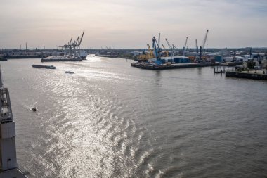 Hamburg Limanı, Elbe 'nin yukarısından