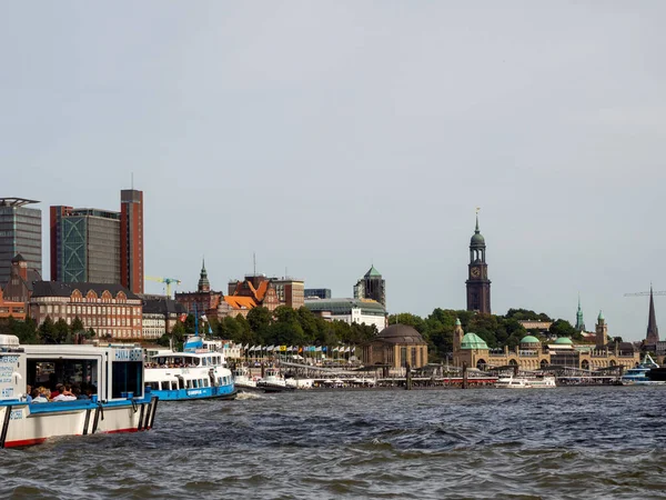 Eine Stadtansicht Von Hamburg Mit Der Elbe Vordergrund — Stockfoto