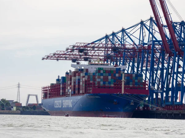 Haven Van Hamburg Een Enorm Blauw Containerschip Geladen Met Containers — Stockfoto
