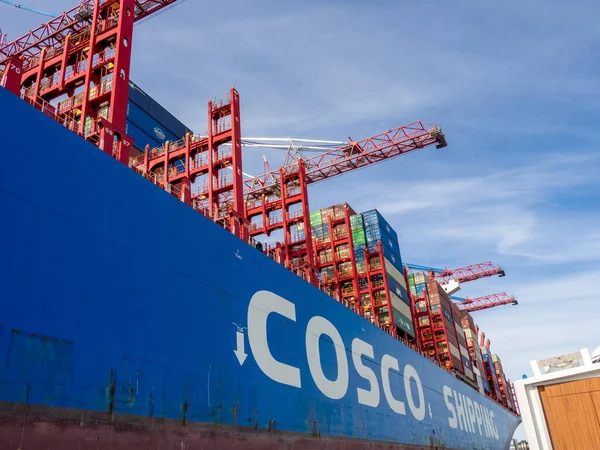 ハンブルク港には巨大な青いコンテナ船があり — ストック写真
