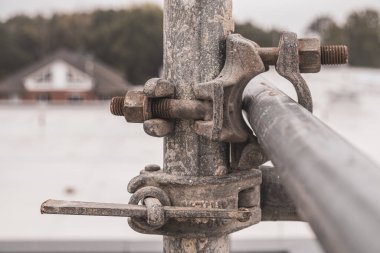 bir yapı iskeleti metal kıskaçlarla bağlantılıdır.