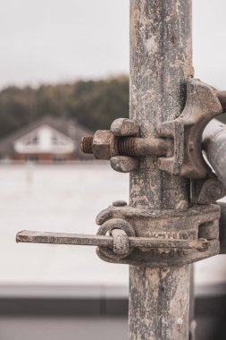 bir yapı iskeleti metal kıskaçlarla bağlantılıdır.