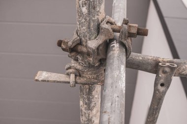 bir yapı iskeleti metal kıskaçlarla bağlantılıdır.