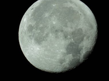 Büyük azalan ay kara gece gökyüzünde ay kraterleriyle 