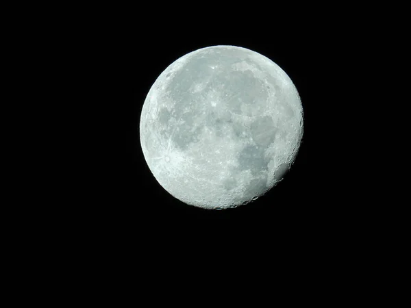 Grote Afnemende Maan Met Zijn Maankraters Aan Zwarte Nachtelijke Hemel — Stockfoto