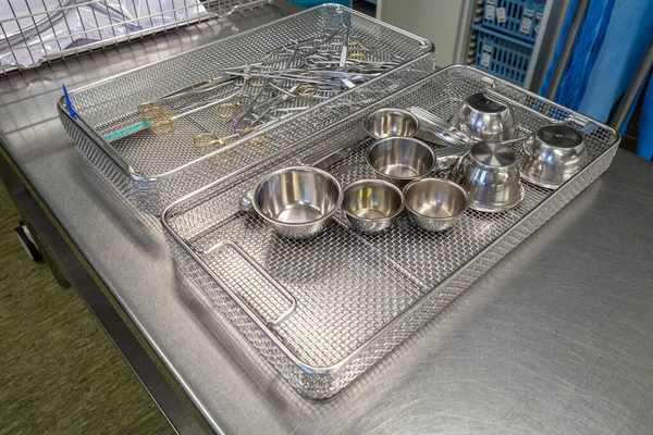 Różne Oczyszczone Zdezynfekowane Narzędzia Chirurgiczne Leżą Niesortowane Metalowych Sitach — Zdjęcie stockowe