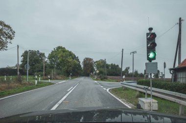 Yol kavşağında seyyar trafik ışığı sistemi var ve trafik lambası da yeşil.