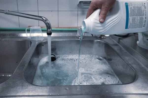 Uit Een Witte Plastic Fles Wordt Een Blauwe Vloeistof Een — Stockfoto