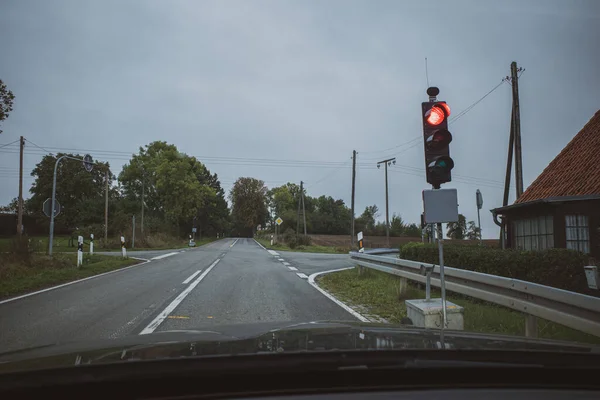 Yol Kavşağında Seyyar Trafik Işığı Sistemi Var Trafik Işığı Kırmızı — Stok fotoğraf