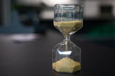 Masanın üzerinde camdan yapılmış küçük toplarla dolu bir yumurta zamanlayıcısı var.