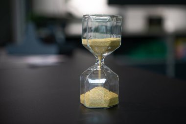 Masanın üzerinde camdan yapılmış küçük toplarla dolu bir yumurta zamanlayıcısı var.