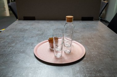 Birkaç bardak ve bir şişe şarap.