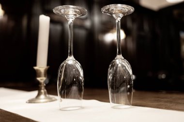 Masada yan yana duran iki basit şarap kadehi.