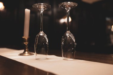 Masada yan yana duran iki basit şarap kadehi.