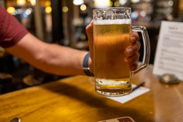 Homem Segura Copo Grande Cerveja Sua Mão — Fotografia de Stock
