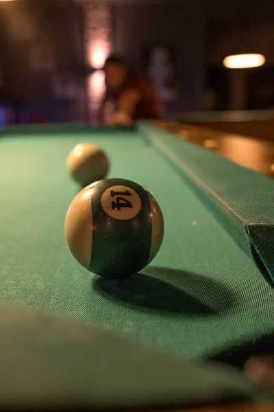 Bilardo Masasında Bir Deliğin Önünde Bir Bilardo Topu Yatıyor — Stok fotoğraf