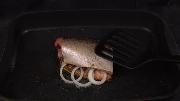 Slice of red fish fried in deep pan. — Stock Footage Slice of red fish fried in deep pan. Stock Video