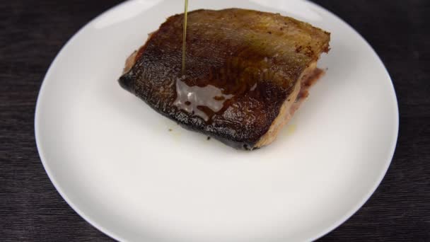 Cook adorns a piece of red fried fish. — Stock Footage Cook adorns a piece of red fried fish. Royalty Free Stock Video