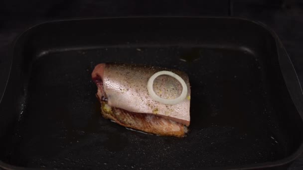 Slice of red fish fried in deep pan. — Stock Footage Slice of red fish fried in deep pan. Stock Video