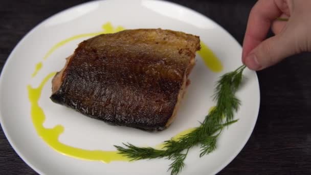 Cook adorns a piece of red fried fish. — Stock Footage Cook adorns a piece of red fried fish. Royalty Free Stock Footage