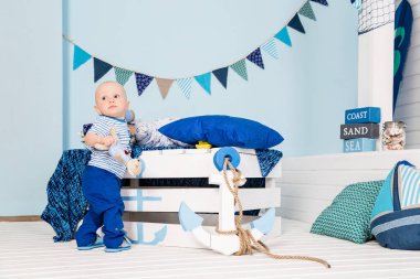 neşeli küçük çocuk denizci