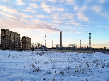 Kış manzarası. Şehrin üzerinde şafak vakti. Rusya