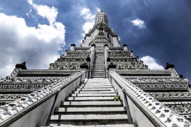 Bangkok 'taki Wat Arun Tapınağı' nın merdivenleri. Tayland