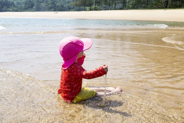 Kislány játszott a homok a tengerparton — Stock Fotó