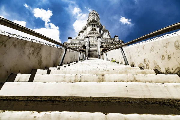 Schody chrámu Wat Arun v Bangkoku. Thajsko — Stock fotografie