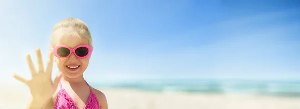 Panoramisch Uitzicht Het Strand Van Zee Happy Kid Zwaaien Hand — Stockfoto