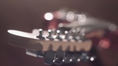 Yukarıdan aşağıya elektro gitar bir stand, sinematik bokeh odak vardiya